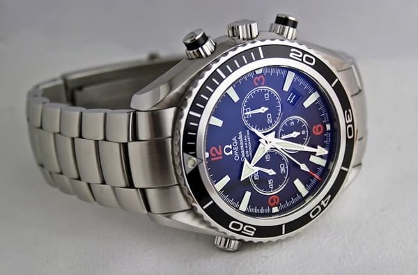 Quels conseils pour intégrer une montre de luxe à un ensemble sportif sans créer de dissonance?