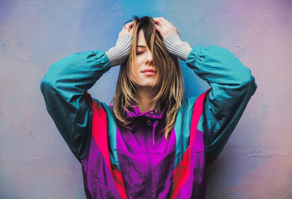 Comment agencer des accessoires en tricot avec une tenue business sans paraître trop casual?