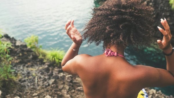 Conseils et astuces pour vos cheveux crépus : routine et produits idéals